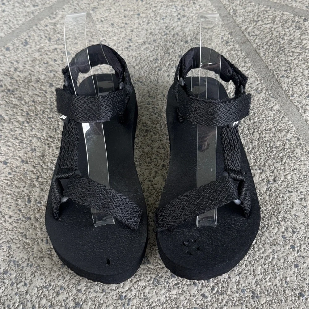 Black strappy adjustable foam base sport sandals size 37